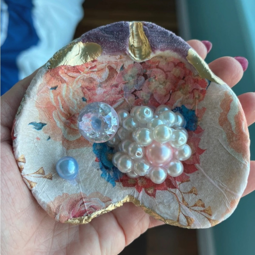 Malibu Elegant Floral Clam Dish with Pearls